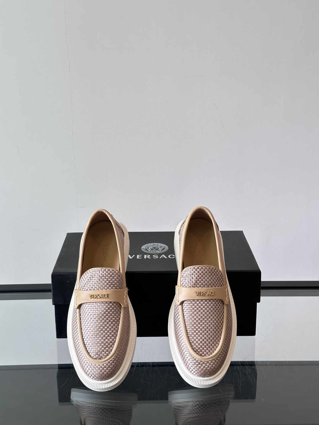 VERSACE范思哲2025新款时尚休闲运动男鞋👞！进口牛皮革的材质不仅触感柔软，还散发着低调的魅力。内