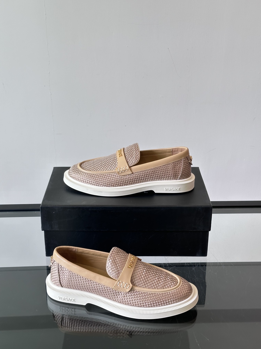 VERSACE范思哲2025新款时尚休闲运动男鞋👞！进口牛皮革的材质不仅触感柔软，还散发着低调的魅力。内