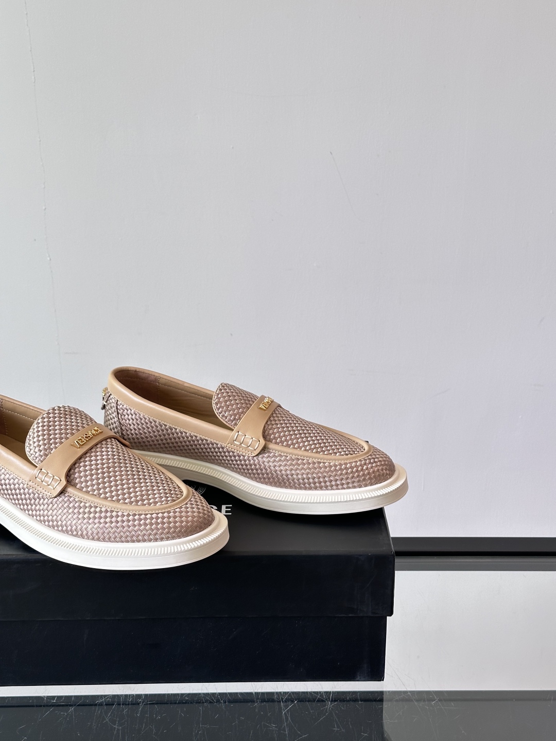 VERSACE范思哲2025新款时尚休闲运动男鞋👞！进口牛皮革的材质不仅触感柔软，还散发着低调的魅力。内