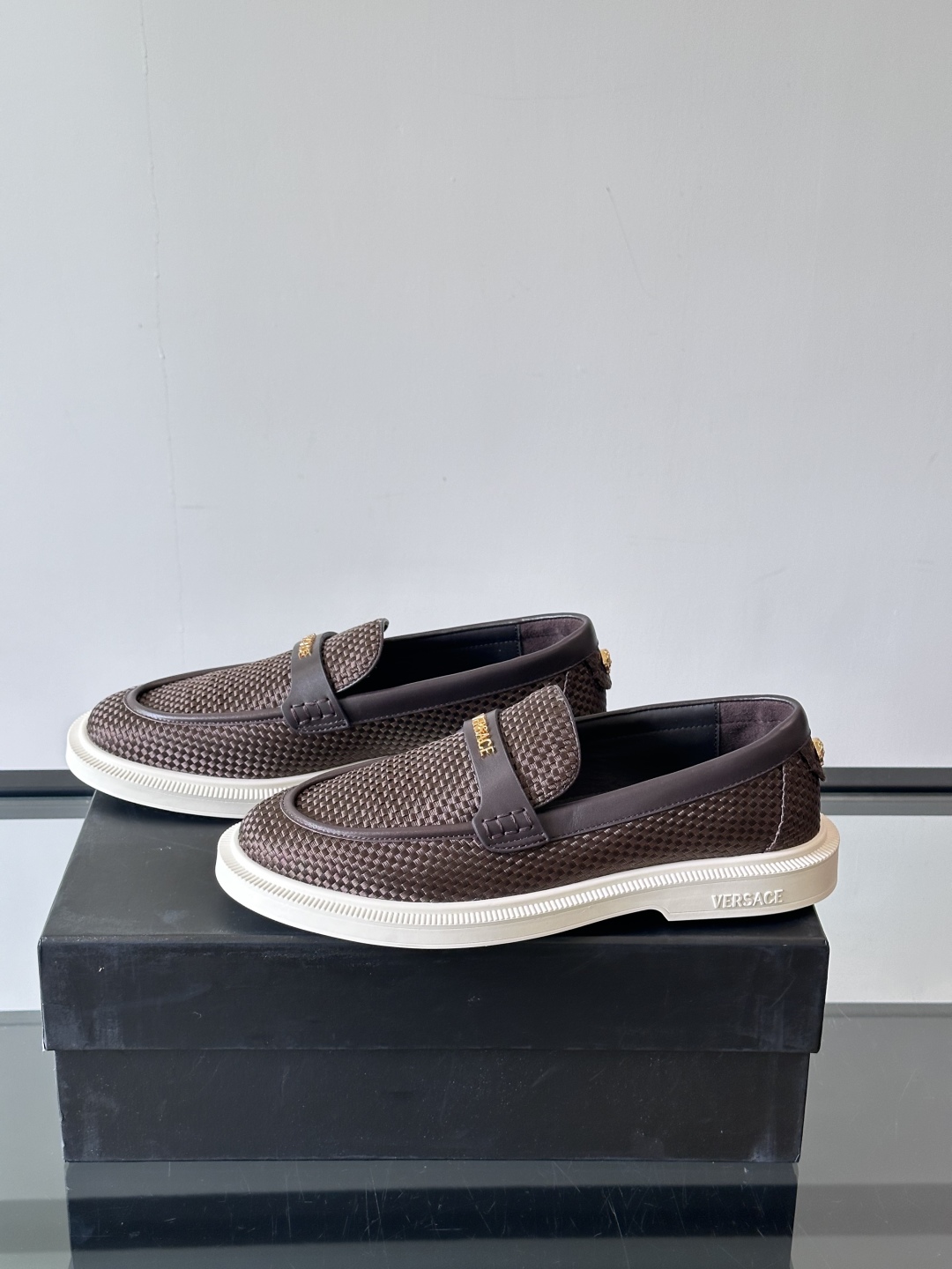 VERSACE范思哲2025新款时尚休闲运动男鞋👞！进口牛皮革的材质不仅触感柔软，还散发着低调的魅力。内