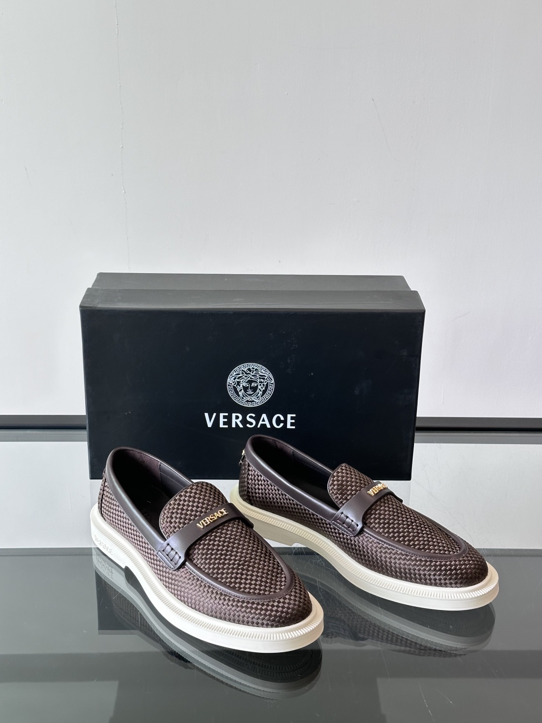 VERSACE范思哲2025新款时尚休闲运动男鞋👞！进口牛皮革的材质不仅触感柔软，还散发着低调的魅力。内