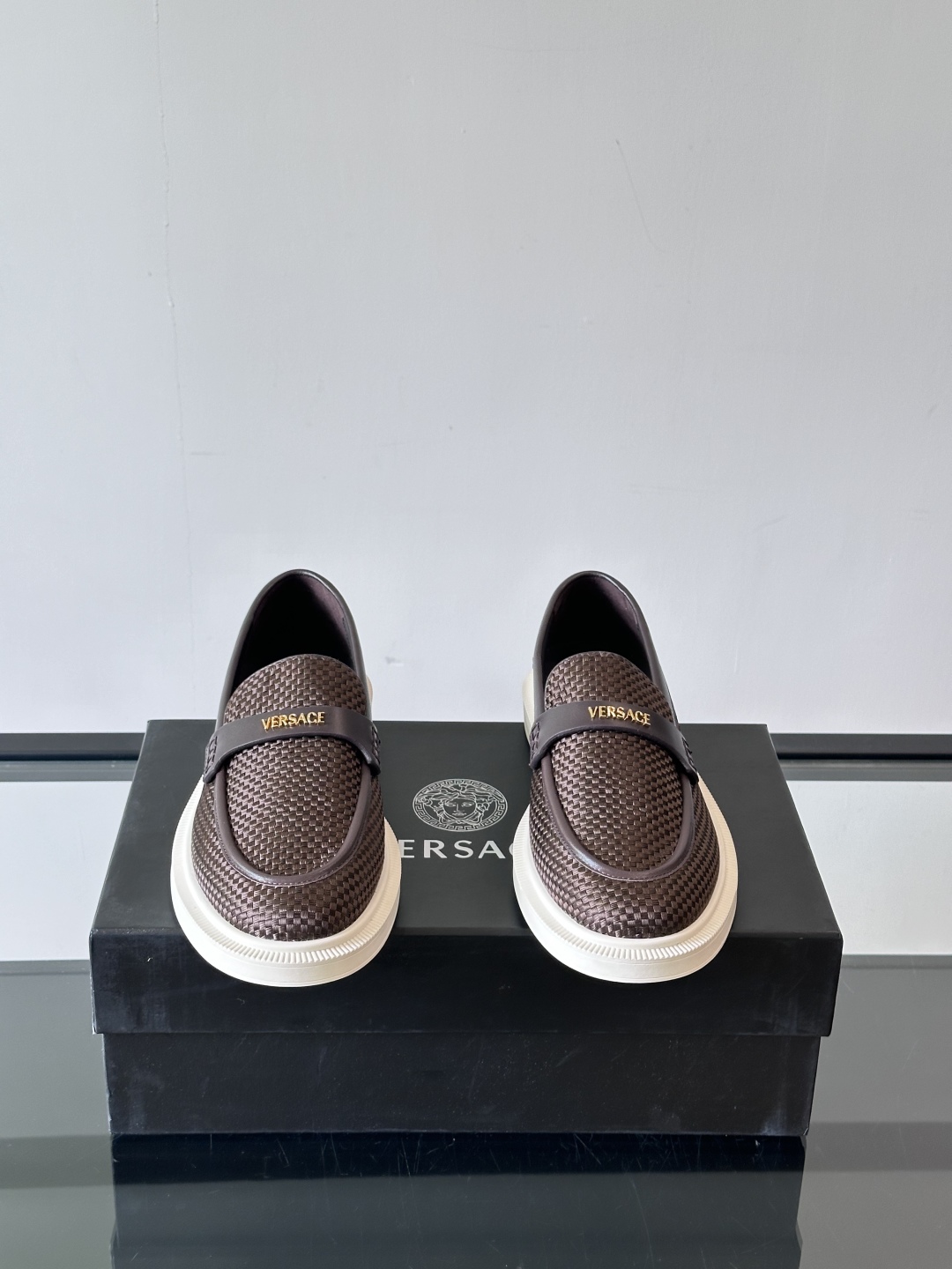 VERSACE范思哲2025新款时尚休闲运动男鞋👞！进口牛皮革的材质不仅触感柔软，还散发着低调的魅力。内