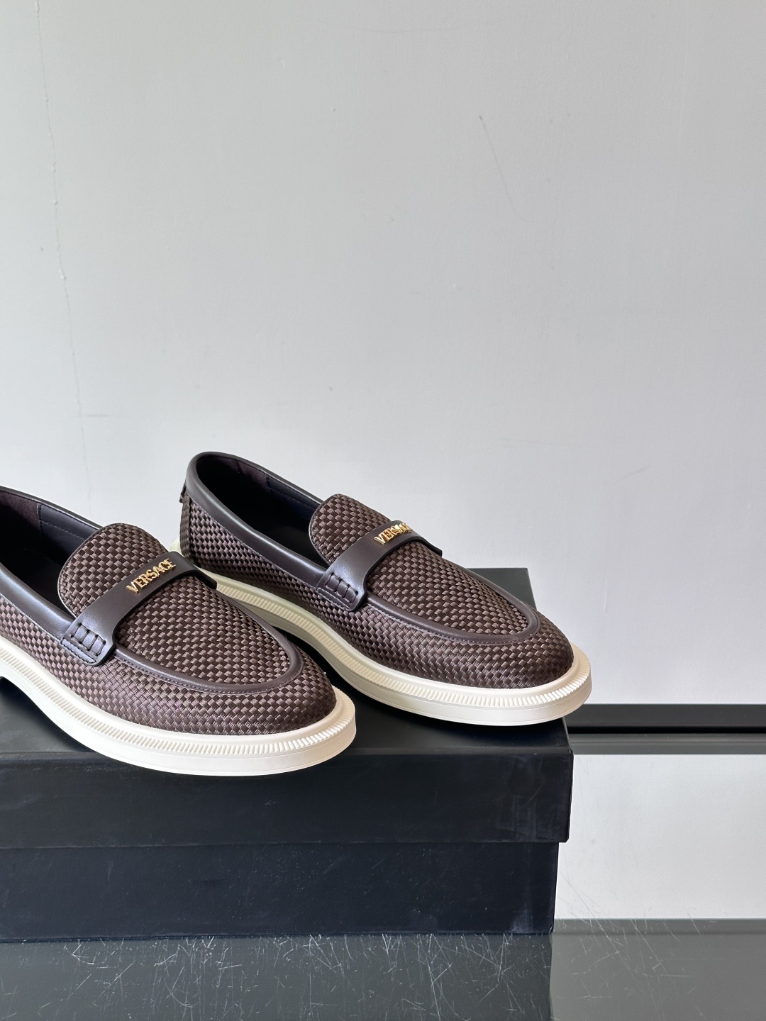 VERSACE范思哲2025新款时尚休闲运动男鞋👞！进口牛皮革的材质不仅触感柔软，还散发着低调的魅力。内