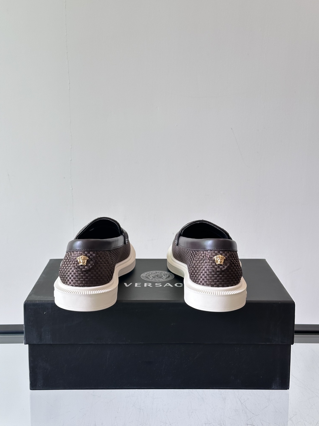 VERSACE范思哲2025新款时尚休闲运动男鞋👞！进口牛皮革的材质不仅触感柔软，还散发着低调的魅力。内
