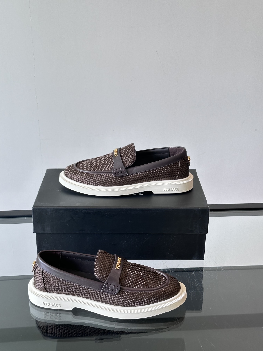 VERSACE范思哲2025新款时尚休闲运动男鞋👞！进口牛皮革的材质不仅触感柔软，还散发着低调的魅力。内
