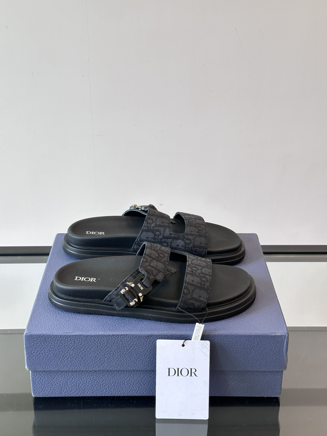 NO:357899,Dior Aqua men's sandals and slippers. Shows Dior high-definition design. Dior grey suede strap is embellished with aluminum Dior buckle to enhance the style. It is matched with comfortable tones tones and notched soles, which can be easily matched with shorts or jeans to create a delicate look. Main suede cowhide leather, tech fabric lining cowhide, and adjustable trim with aluminum Dior buckle Dior grey EVA insole Tone tones and notched rubber outsole splicing structure, size39-44 (customized by 38.45.46), dior,dior,sandals,slippers, shorts,jeans,cowhide19860909Dior Aqua 男士凉鞋拖鞋.展现 Dior 高订风格设计.迪奥灰绒面革饰带点缀以铝质 Dior 搭扣提升格调.搭配舒适的同色调凹口鞋底,可与短裤或牛仔裤轻松搭配,打造精致造型.主体绒面牛皮革,科技面料里料牛皮革,搭配可调节饰带搭配铝质 Dior 搭扣迪奥灰 EVA 内底 同色调凹口橡胶外底拼接结构 ,size39-44（38.45.46定制）,,dior,dior,sandals,slippers,shorts,jeans,cowhide,Men's shoes