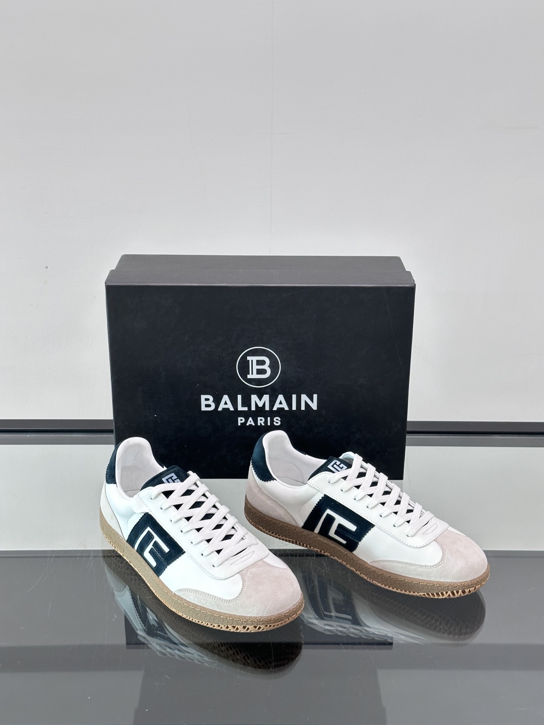 巴尔曼Balmain复古德训鞋，阿甘鞋，时尚运动鞋，这款系带休闲运动鞋妥妥的美式复古风格～
配色让人眼前