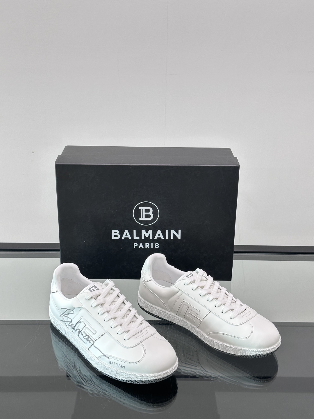 巴尔曼Balmain复古德训鞋，阿甘鞋，时尚运动鞋，这款系带休闲运动鞋妥妥的美式复古风格～
配色让人眼前