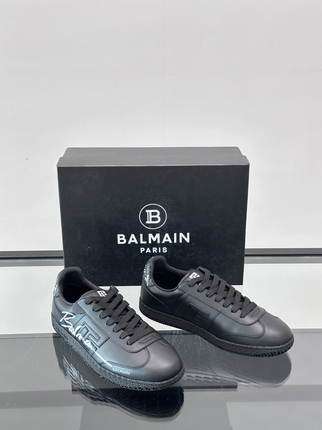 巴尔曼Balmain复古德训鞋，阿甘鞋，时尚运动鞋，这款系带休闲运动鞋妥妥的美式复古风格～
配色让人眼前