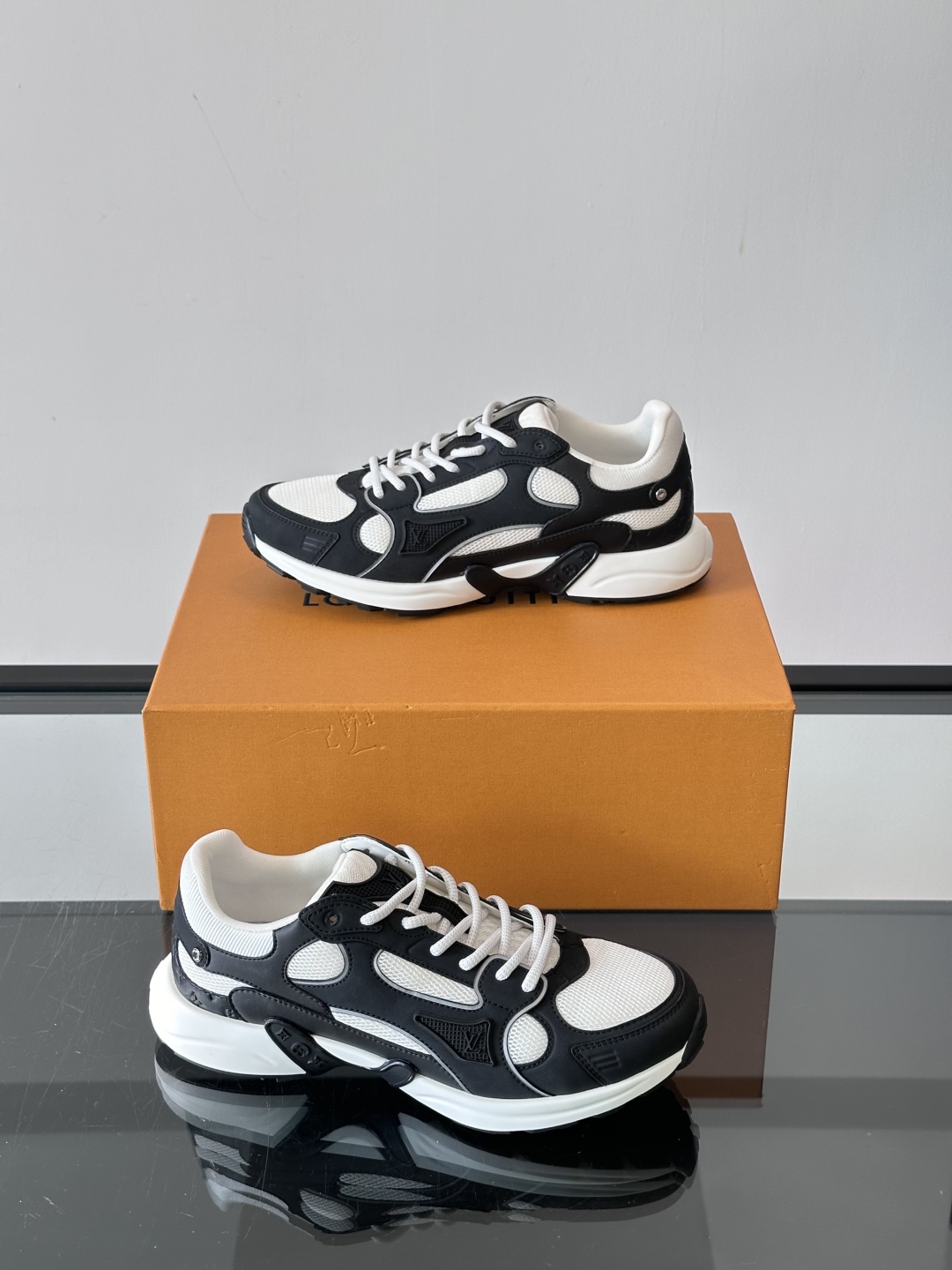  𝐋𝐨𝐮𝐢𝐬 𝐕𝐮𝐢𝐭𝐭𝐨𝐧 𝐎𝐥𝐲𝐦𝐩𝐢𝐚路易威登新品情侣款👫休闲运动鞋 LV也有自己的银角大王了❕ 
