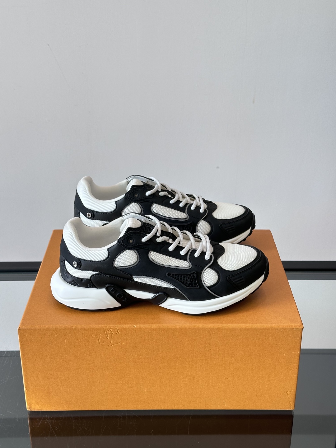  𝐋𝐨𝐮𝐢𝐬 𝐕𝐮𝐢𝐭𝐭𝐨𝐧 𝐎𝐥𝐲𝐦𝐩𝐢𝐚路易威登新品情侣款👫休闲运动鞋 LV也有自己的银角大王了❕ 