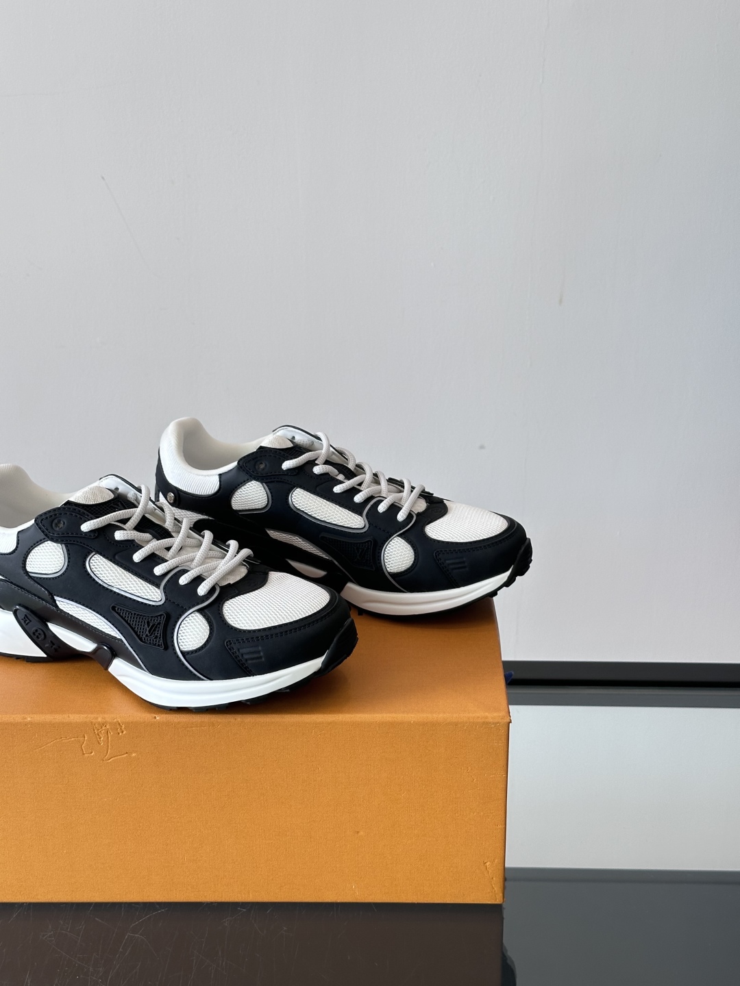  𝐋𝐨𝐮𝐢𝐬 𝐕𝐮𝐢𝐭𝐭𝐨𝐧 𝐎𝐥𝐲𝐦𝐩𝐢𝐚路易威登新品情侣款👫休闲运动鞋 LV也有自己的银角大王了❕ 