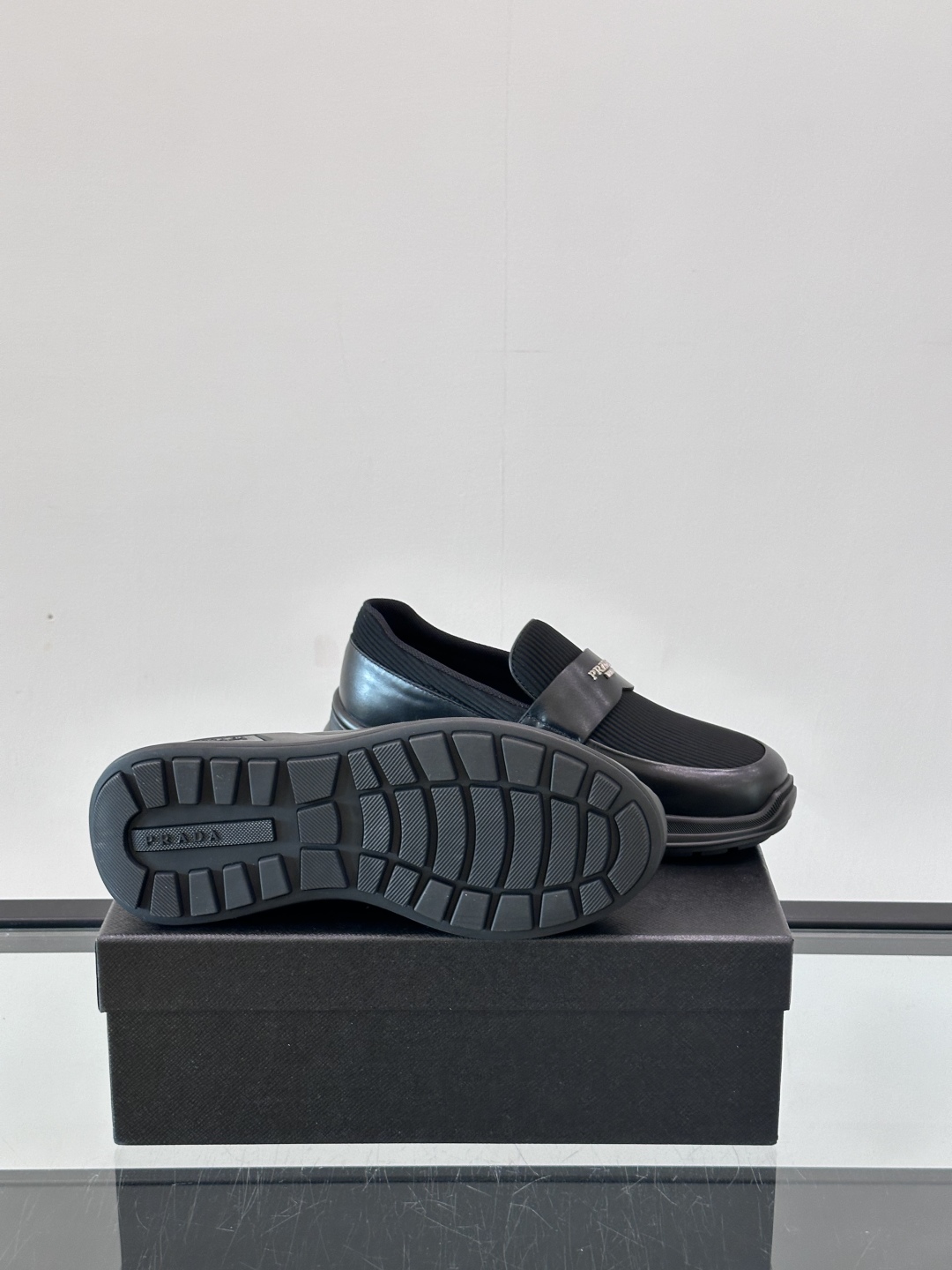 Prada/普拉达 男士新款一脚蹬懒人休闲鞋👟这款运动鞋采用光滑小牛皮革和摔纹牛皮拼接鞋面，一脚蹬乐福鞋