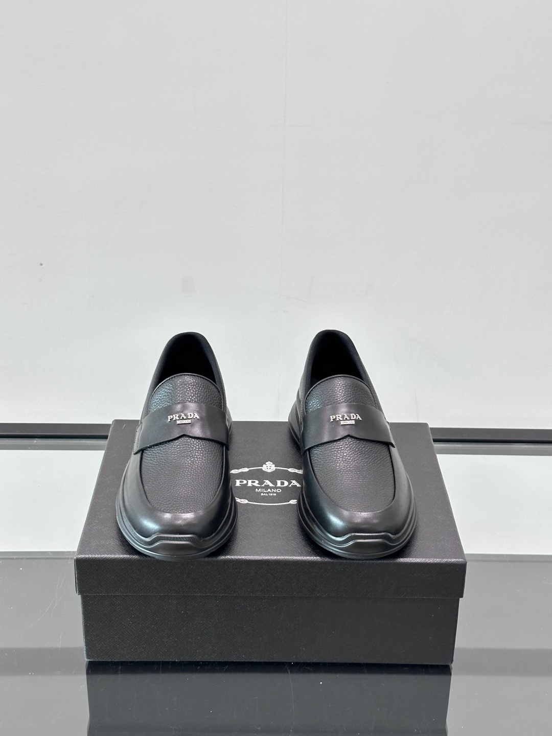 Prada/普拉达 男士新款一脚蹬懒人休闲鞋👟这款运动鞋采用光滑小牛皮革和摔纹牛皮拼接鞋面，一脚蹬乐福鞋