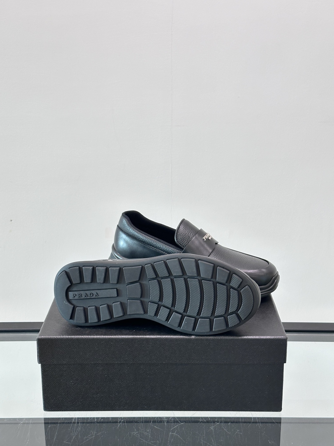 Prada/普拉达 男士新款一脚蹬懒人休闲鞋👟这款运动鞋采用光滑小牛皮革和摔纹牛皮拼接鞋面，一脚蹬乐福鞋