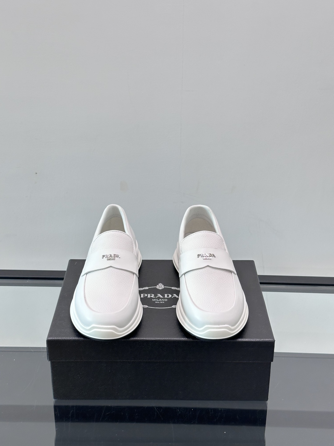 Prada/普拉达 男士新款一脚蹬懒人休闲鞋👟这款运动鞋采用光滑小牛皮革和摔纹牛皮拼接鞋面，一脚蹬乐福鞋