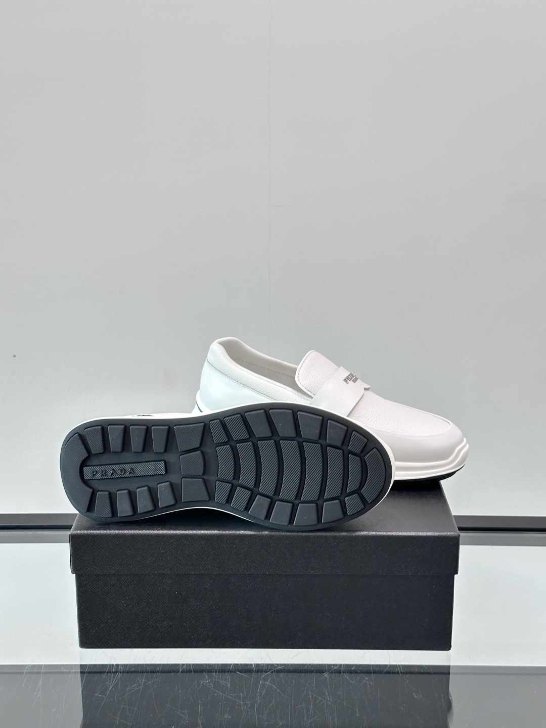 Prada/普拉达 男士新款一脚蹬懒人休闲鞋👟这款运动鞋采用光滑小牛皮革和摔纹牛皮拼接鞋面，一脚蹬乐福鞋