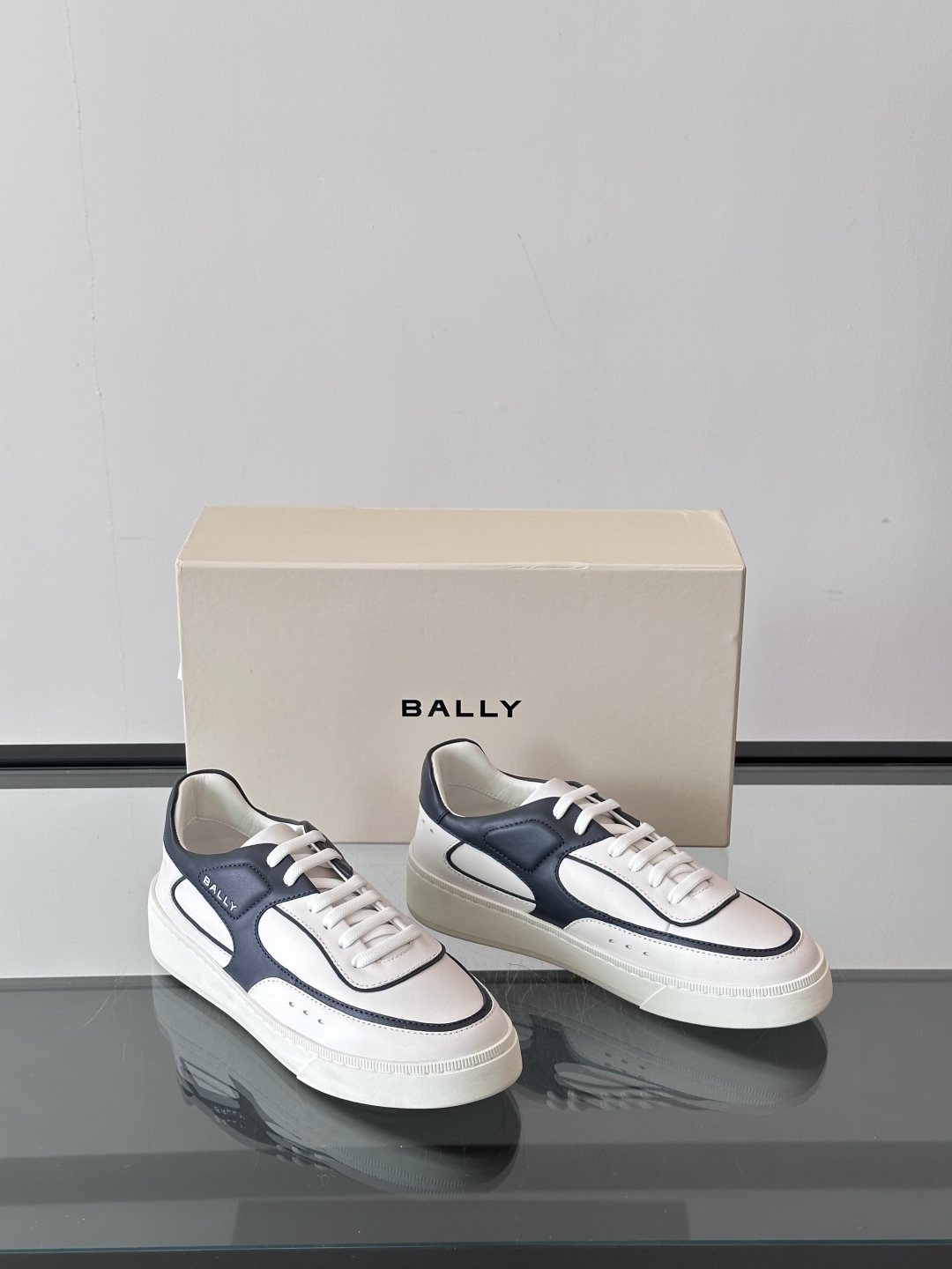 BALLY是懂复古松弛感的✨ 这双复古板鞋谁穿谁好看 质感牛🐮 皮拼接 软fufu又有筋骨 踩上去像踩在