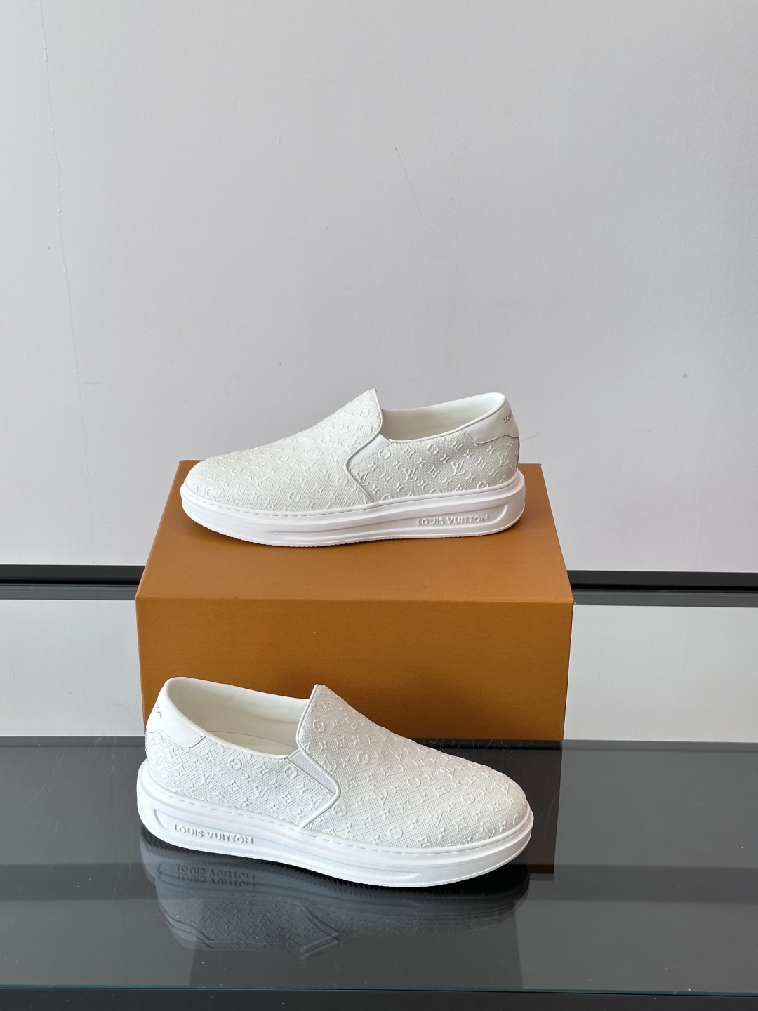 LOUIS VUITTON 路易威登 经典老花一脚登本款乐福鞋取材经典的 Damier GraPhite
