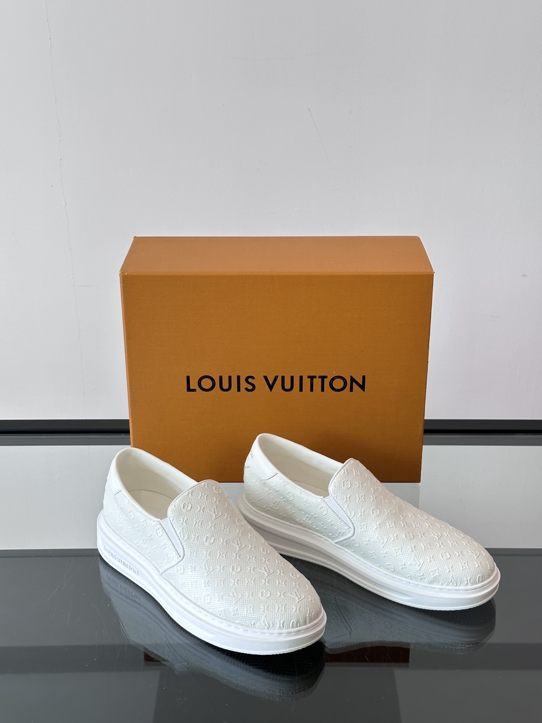 LOUIS VUITTON 路易威登 经典老花一脚登本款乐福鞋取材经典的 Damier GraPhite