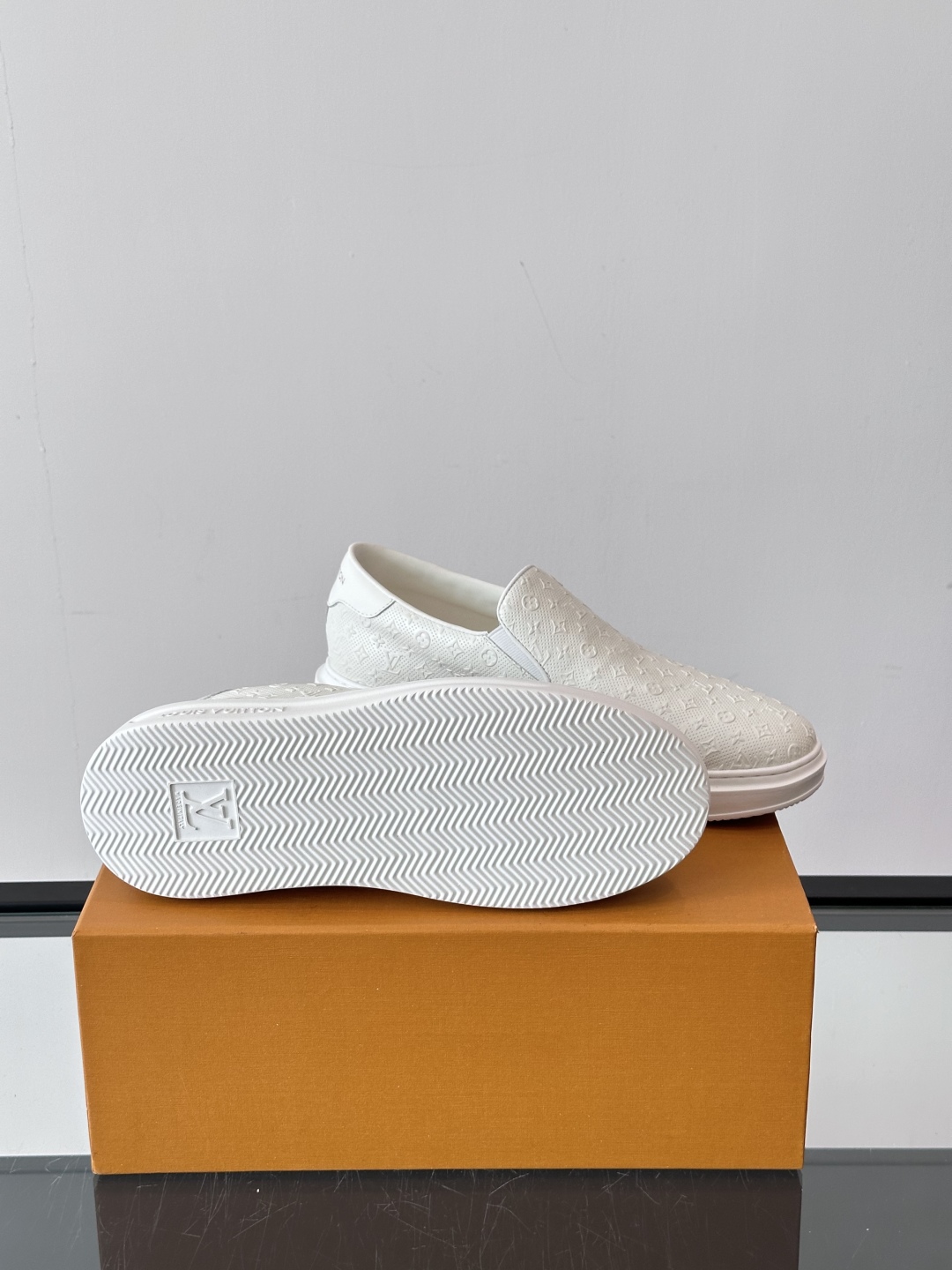 LOUIS VUITTON 路易威登 经典老花一脚登本款乐福鞋取材经典的 Damier GraPhite