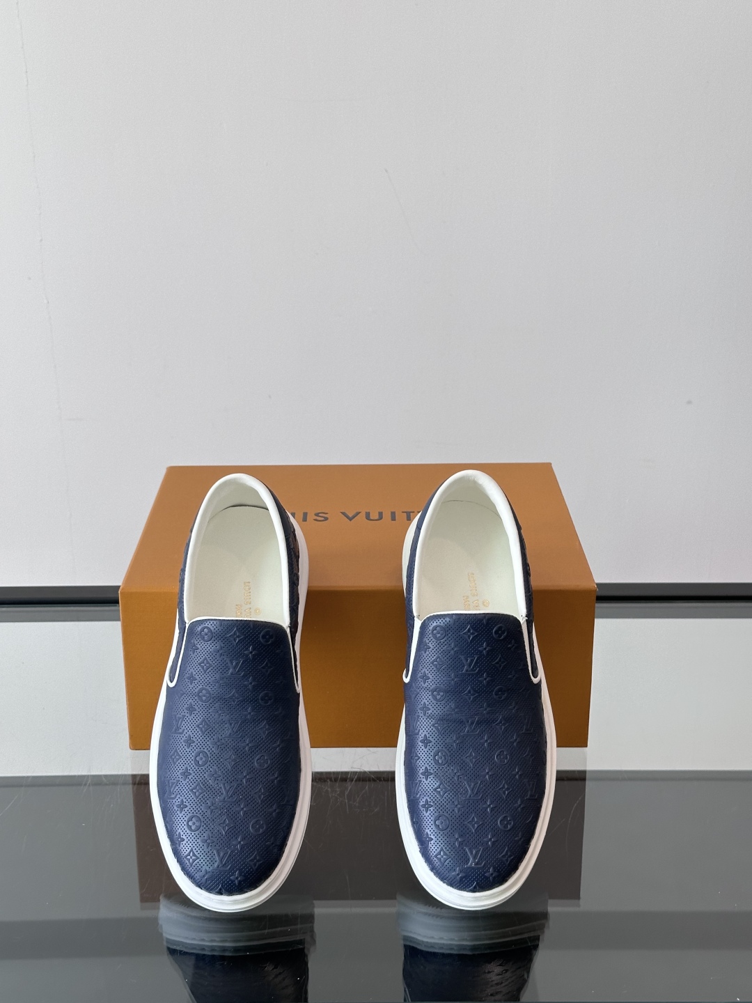 LOUIS VUITTON 路易威登 经典老花一脚登本款乐福鞋取材经典的 Damier GraPhite