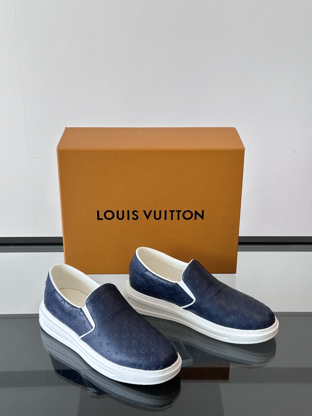 LOUIS VUITTON 路易威登 经典老花一脚登本款乐福鞋取材经典的 Damier GraPhite