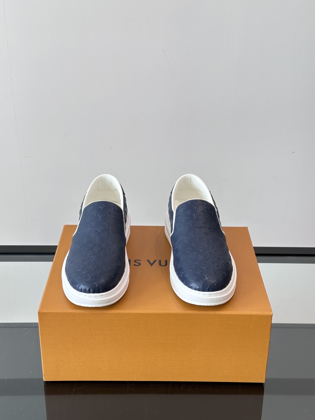 LOUIS VUITTON 路易威登 经典老花一脚登本款乐福鞋取材经典的 Damier GraPhite