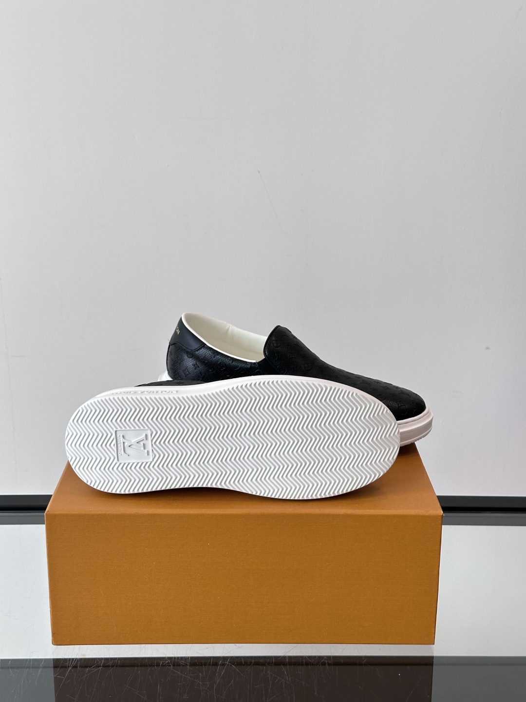 LOUIS VUITTON 路易威登 经典老花一脚登本款乐福鞋取材经典的 Damier GraPhite