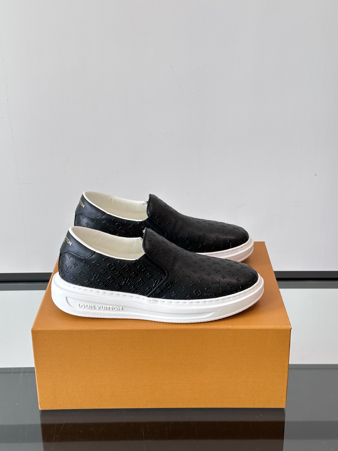 LOUIS VUITTON 路易威登 经典老花一脚登本款乐福鞋取材经典的 Damier GraPhite