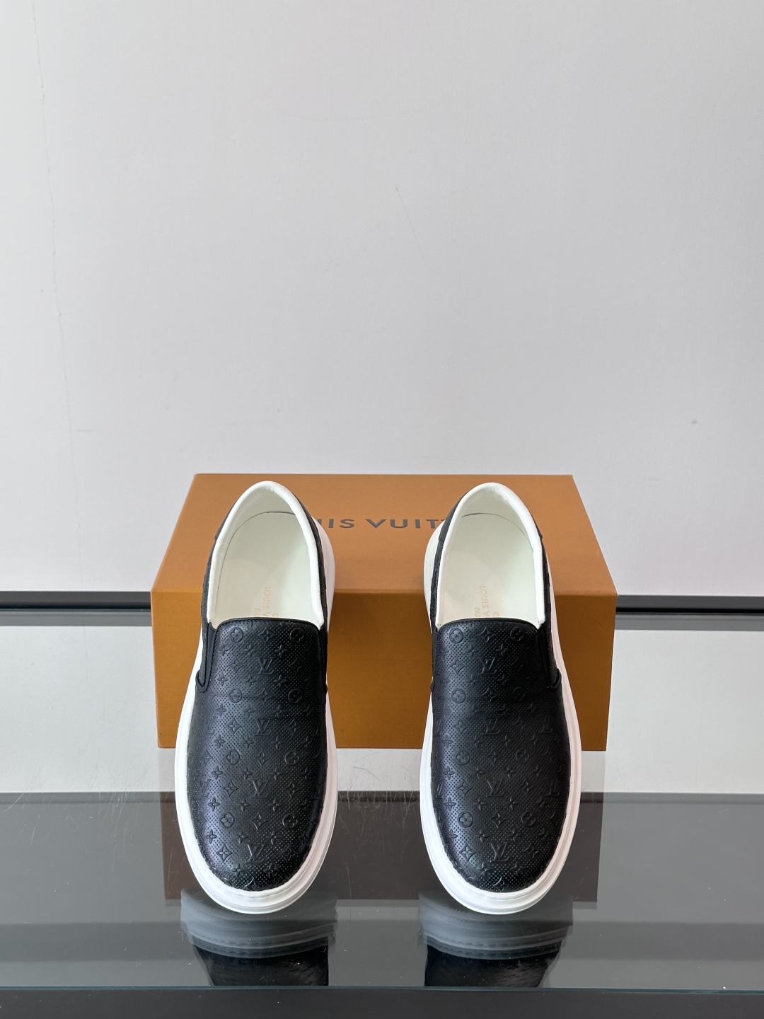 LOUIS VUITTON 路易威登 经典老花一脚登本款乐福鞋取材经典的 Damier GraPhite