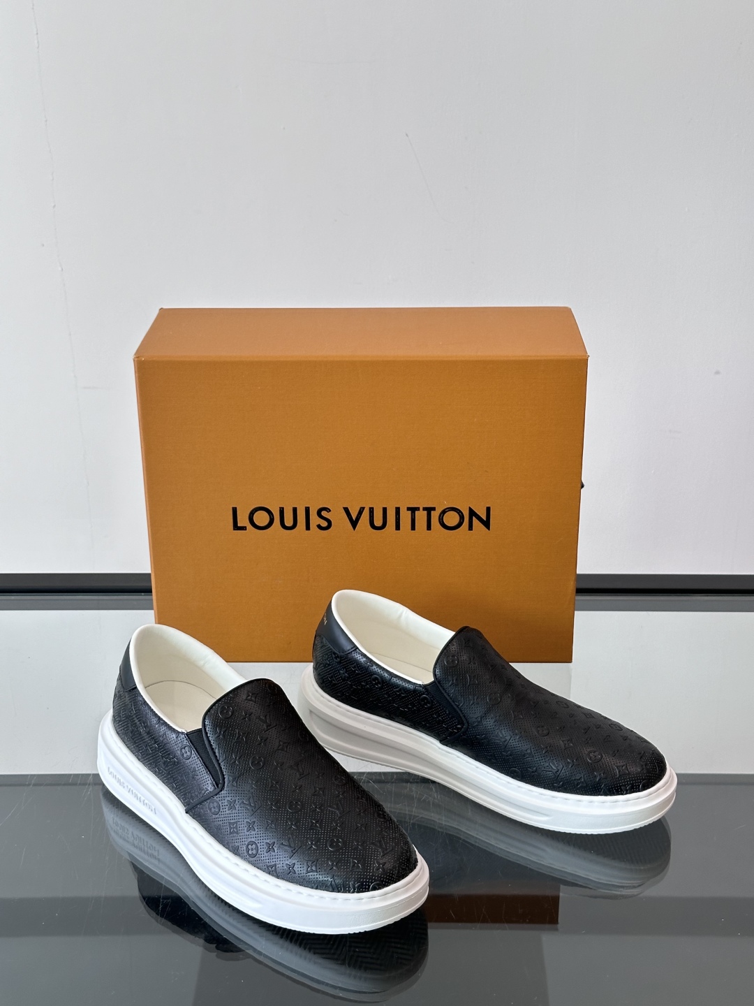 LOUIS VUITTON 路易威登 经典老花一脚登本款乐福鞋取材经典的 Damier GraPhite