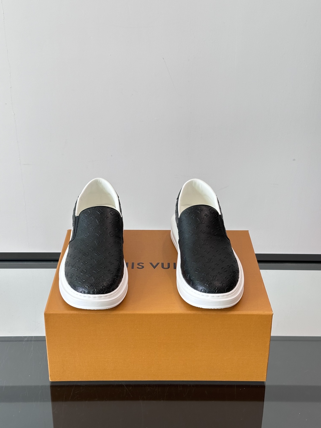 LOUIS VUITTON 路易威登 经典老花一脚登本款乐福鞋取材经典的 Damier GraPhite