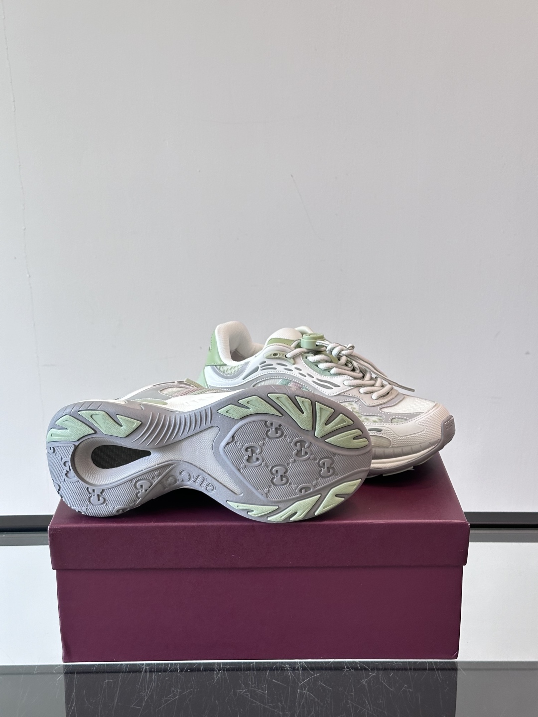 Gucci 2.0 以摩登美学重构经典织带条纹，搭载加厚EVA橡胶缓震底，立体廓形设计兼顾支撑力与穿着体