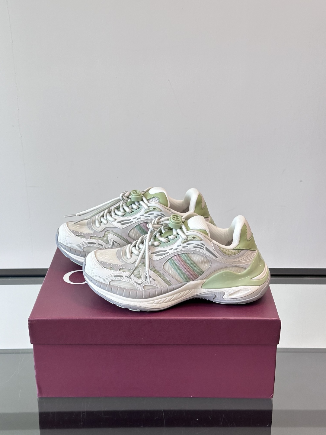 Gucci 2.0 以摩登美学重构经典织带条纹，搭载加厚EVA橡胶缓震底，立体廓形设计兼顾支撑力与穿着体
