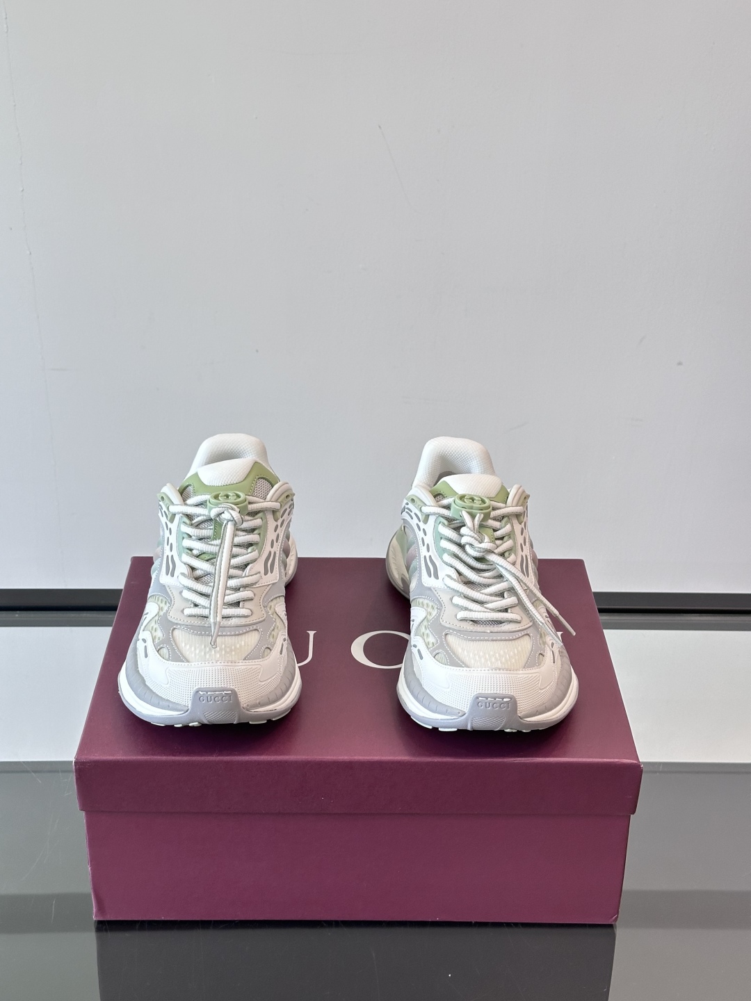 Gucci 2.0 以摩登美学重构经典织带条纹，搭载加厚EVA橡胶缓震底，立体廓形设计兼顾支撑力与穿着体
