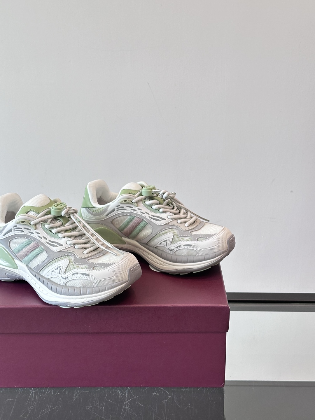 Gucci 2.0 以摩登美学重构经典织带条纹，搭载加厚EVA橡胶缓震底，立体廓形设计兼顾支撑力与穿着体