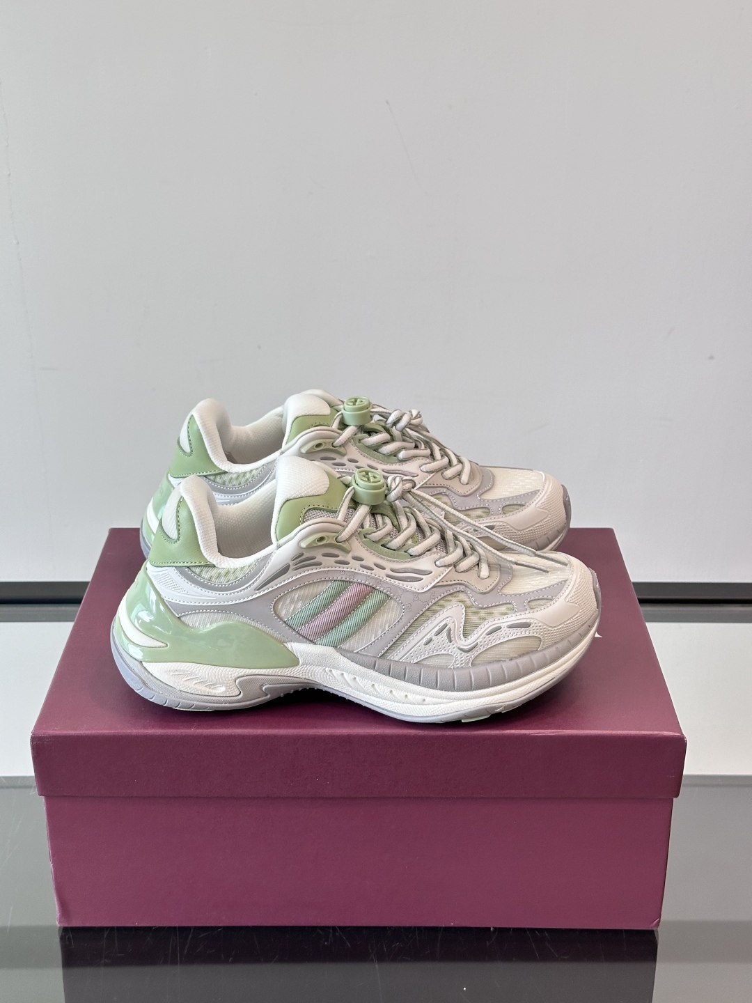 Gucci 2.0 以摩登美学重构经典织带条纹，搭载加厚EVA橡胶缓震底，立体廓形设计兼顾支撑力与穿着体