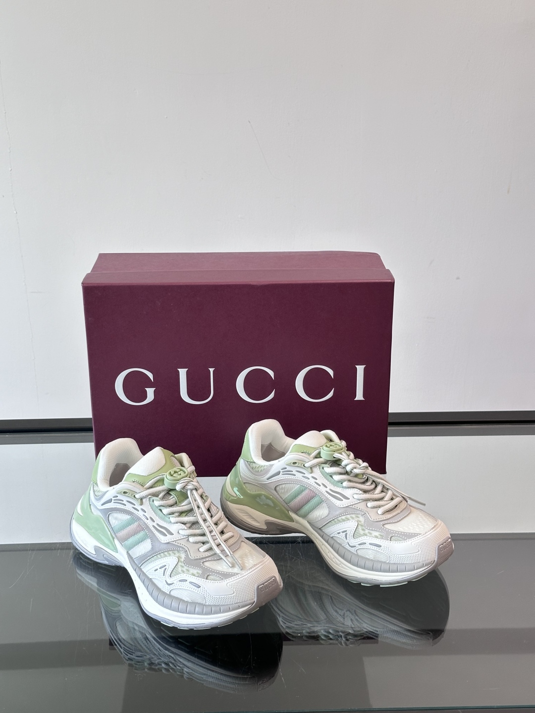 Gucci 2.0 以摩登美学重构经典织带条纹，搭载加厚EVA橡胶缓震底，立体廓形设计兼顾支撑力与穿着体