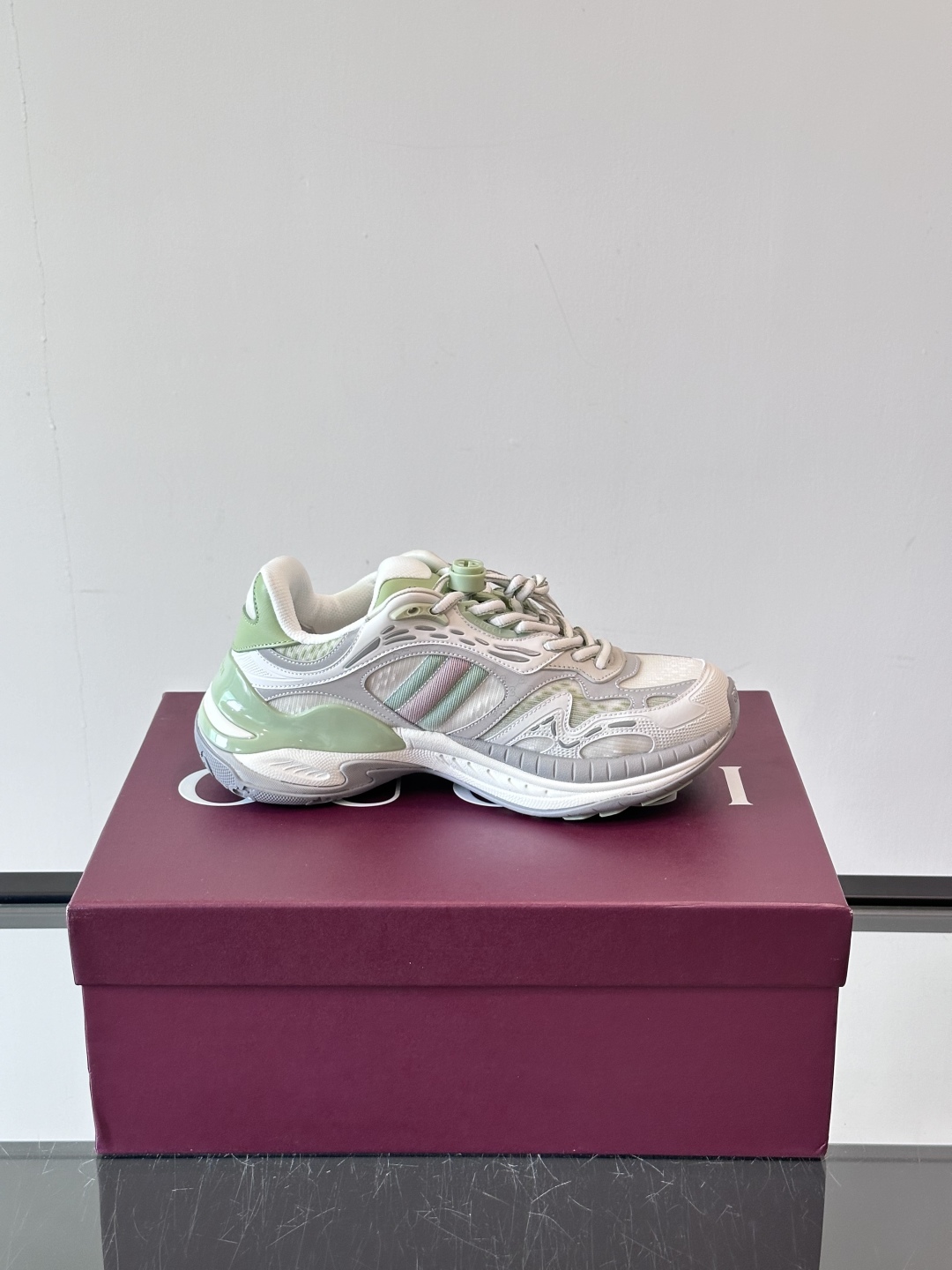 Gucci 2.0 以摩登美学重构经典织带条纹，搭载加厚EVA橡胶缓震底，立体廓形设计兼顾支撑力与穿着体