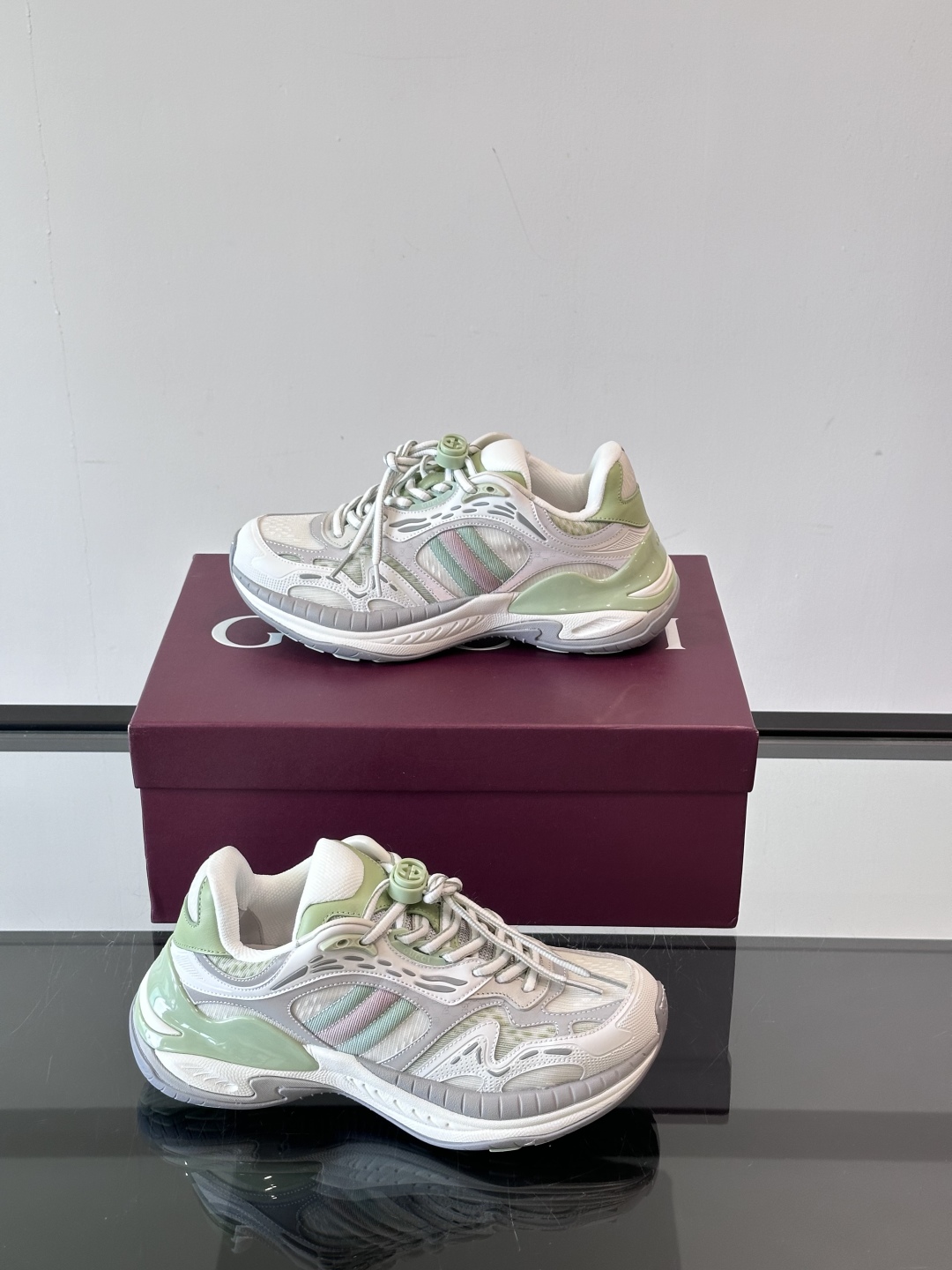 Gucci 2.0 以摩登美学重构经典织带条纹，搭载加厚EVA橡胶缓震底，立体廓形设计兼顾支撑力与穿着体
