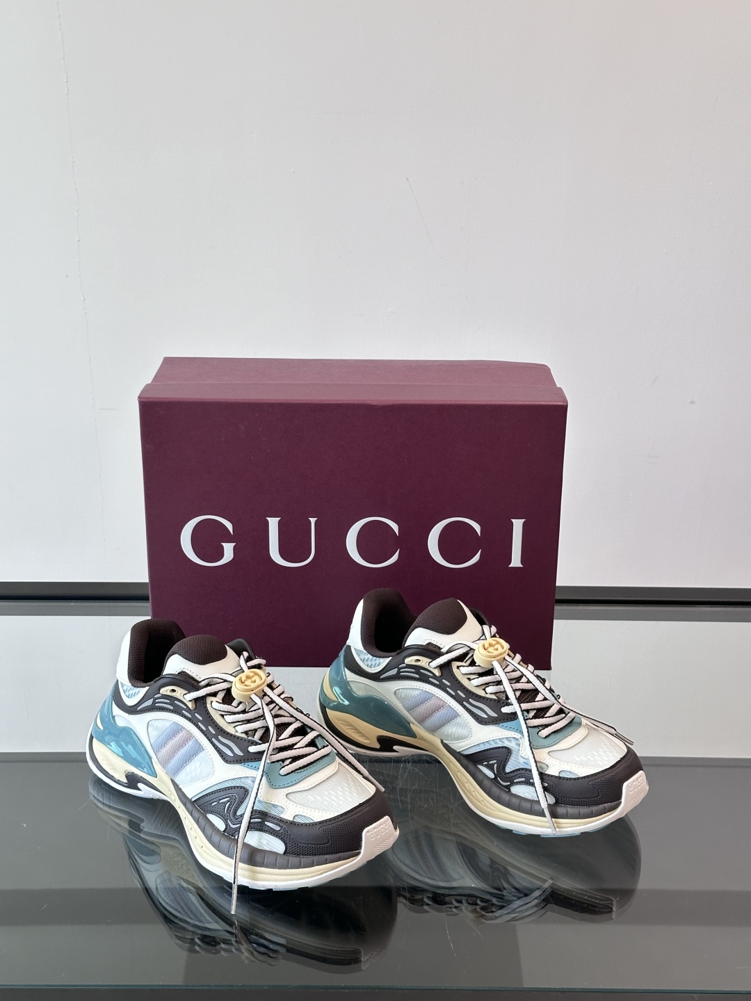 Gucci 2.0 以摩登美学重构经典织带条纹，搭载加厚EVA橡胶缓震底，立体廓形设计兼顾支撑力与穿着体