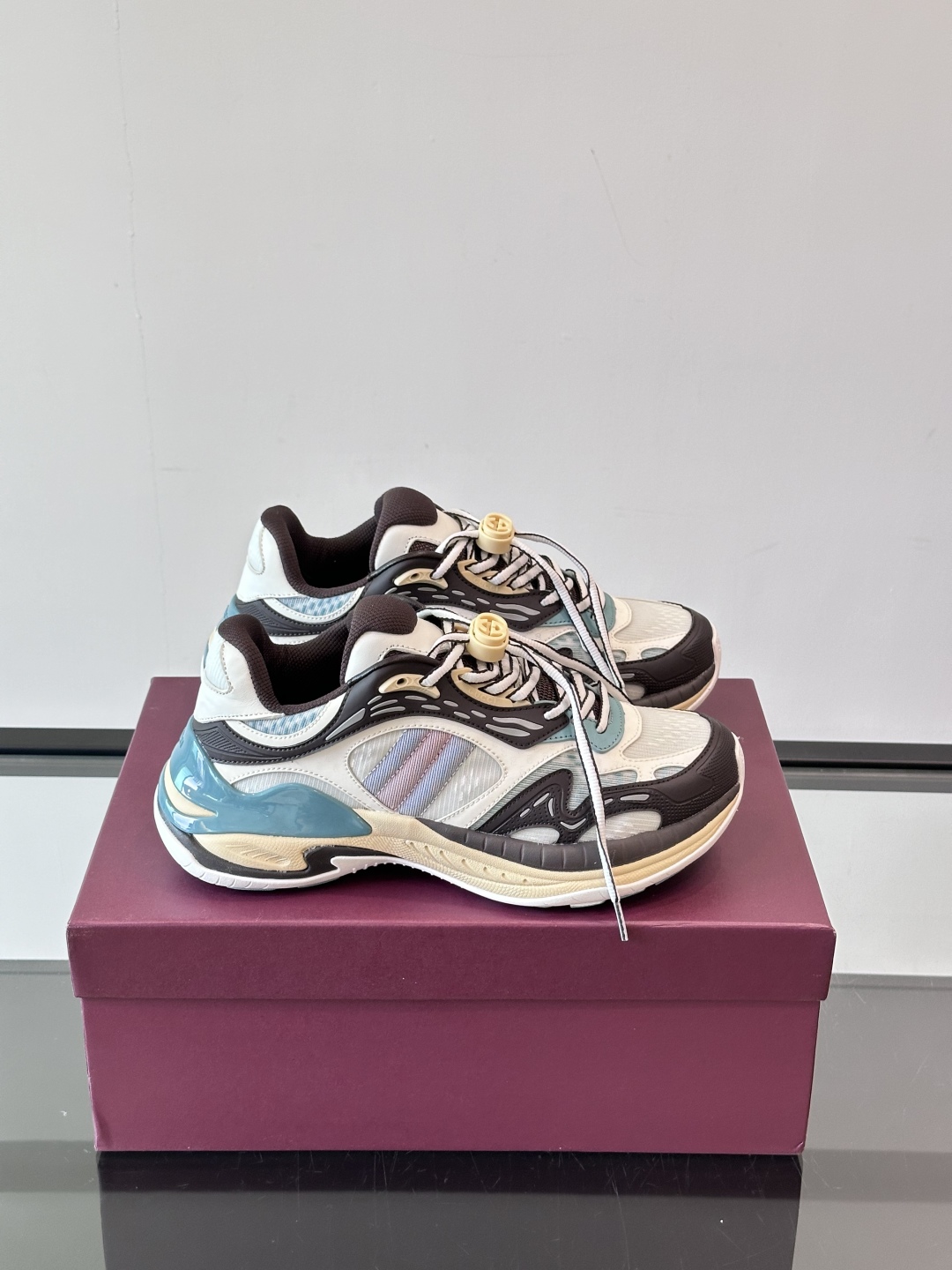 Gucci 2.0 以摩登美学重构经典织带条纹，搭载加厚EVA橡胶缓震底，立体廓形设计兼顾支撑力与穿着体