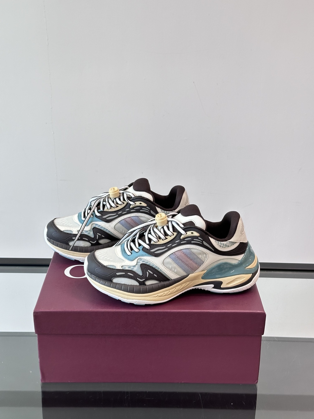 Gucci 2.0 以摩登美学重构经典织带条纹，搭载加厚EVA橡胶缓震底，立体廓形设计兼顾支撑力与穿着体