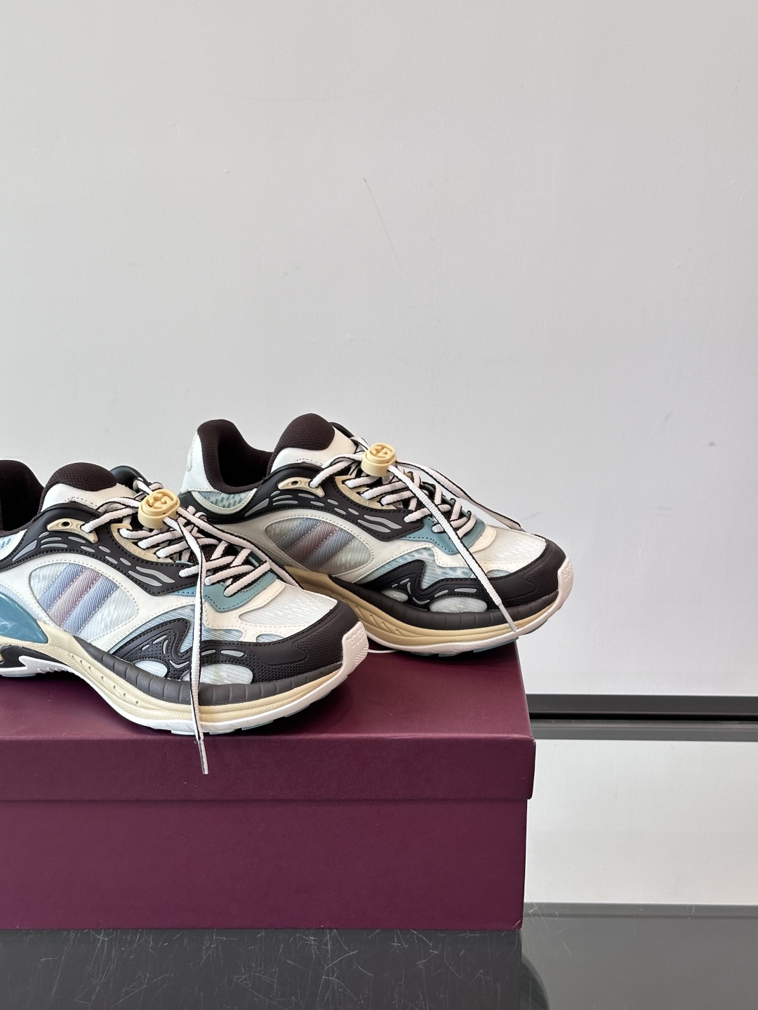 Gucci 2.0 以摩登美学重构经典织带条纹，搭载加厚EVA橡胶缓震底，立体廓形设计兼顾支撑力与穿着体