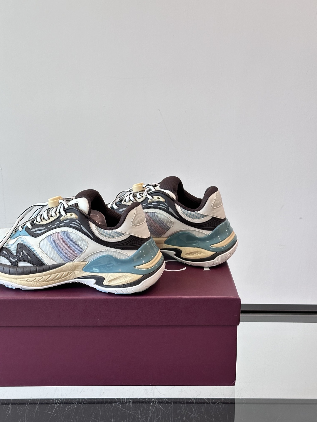 Gucci 2.0 以摩登美学重构经典织带条纹，搭载加厚EVA橡胶缓震底，立体廓形设计兼顾支撑力与穿着体