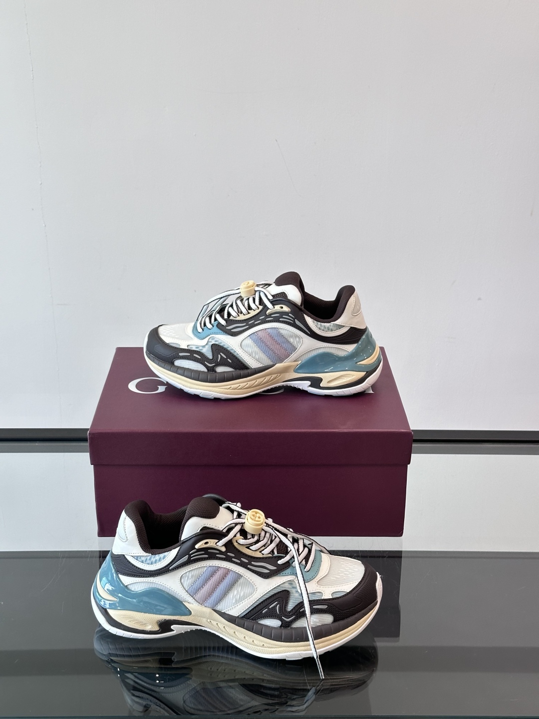 Gucci 2.0 以摩登美学重构经典织带条纹，搭载加厚EVA橡胶缓震底，立体廓形设计兼顾支撑力与穿着体