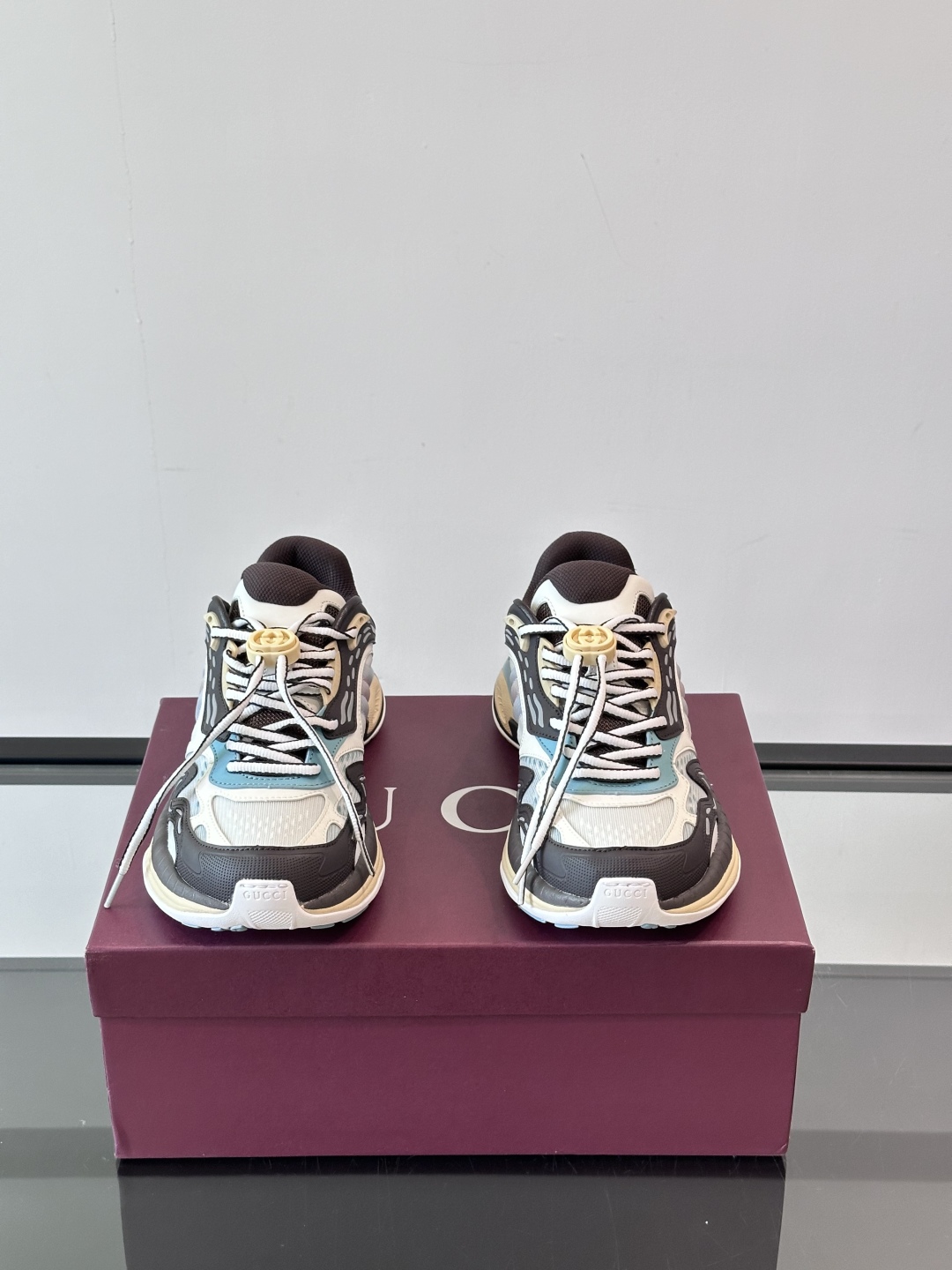 Gucci 2.0 以摩登美学重构经典织带条纹，搭载加厚EVA橡胶缓震底，立体廓形设计兼顾支撑力与穿着体