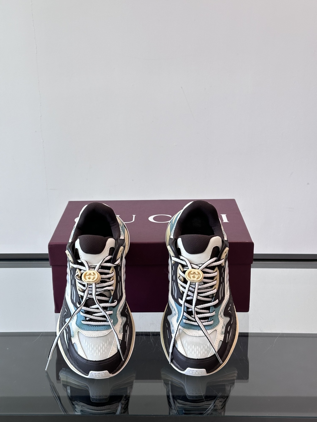 Gucci 2.0 以摩登美学重构经典织带条纹，搭载加厚EVA橡胶缓震底，立体廓形设计兼顾支撑力与穿着体