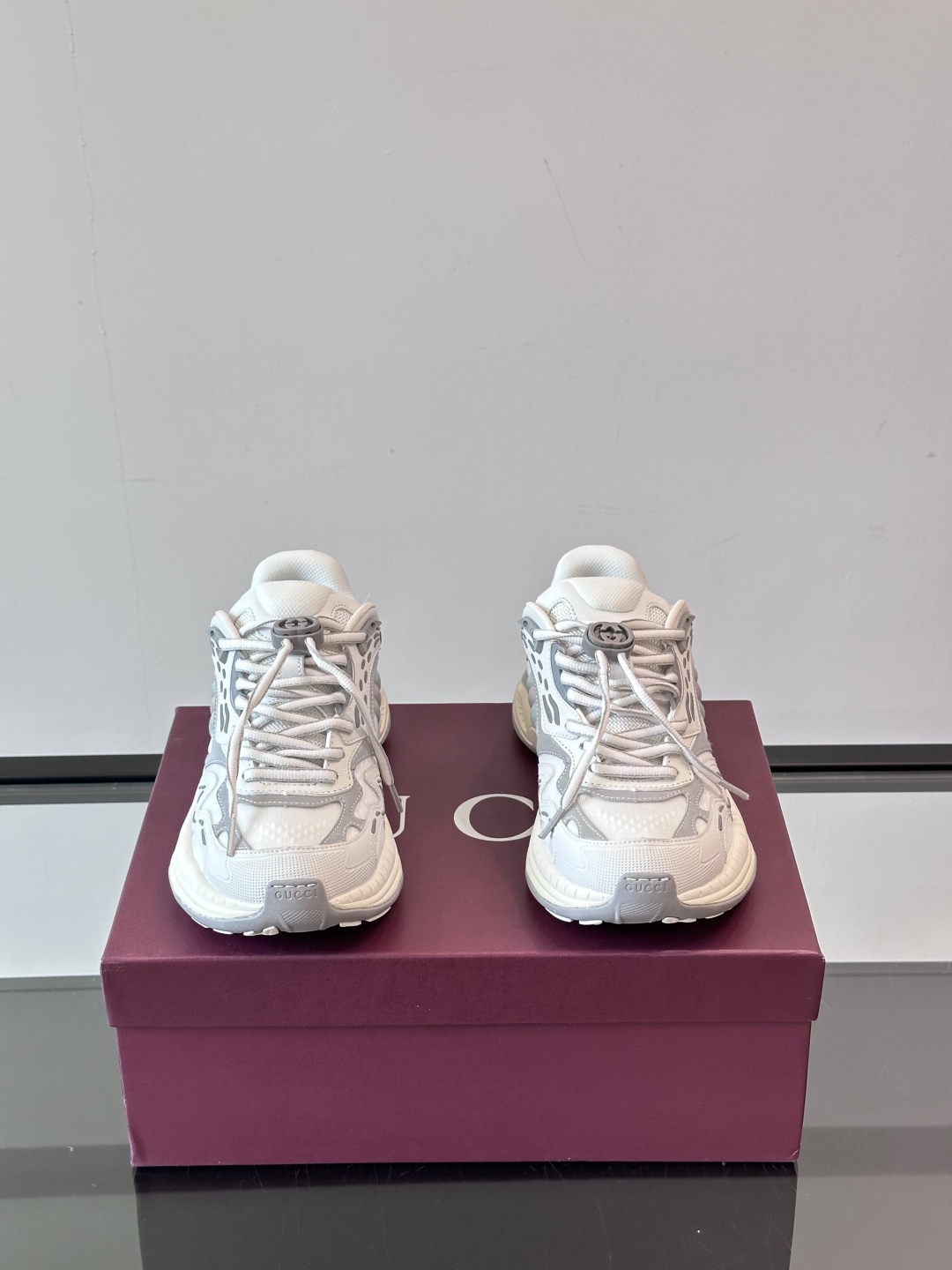 Gucci 2.0 以摩登美学重构经典织带条纹，搭载加厚EVA橡胶缓震底，立体廓形设计兼顾支撑力与穿着体